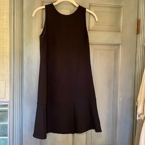 Gorgeous little black dress!